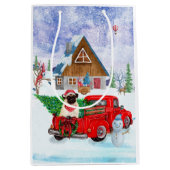 Pug Dog in kerstcadeauwagen Medium Cadeauzakje (Voorkant)