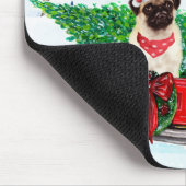Pug Dog in kerstcadeauwagen Muismat (Hoek)