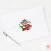 Pug Dog in kerstcadeauwagen Ronde Sticker (Envelop)