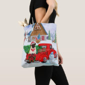 Pug Dog in kerstcadeauwagen Tote Bag (Dichtbij)