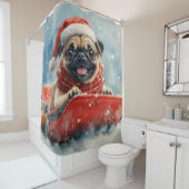 Pug Dog in Sledge Laat het Sneeuw Kerstmis Douchegordijn (In situ)