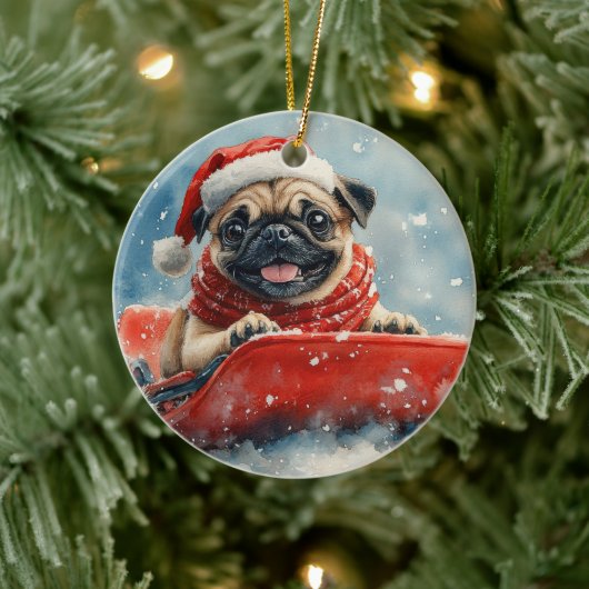 Pug Dog in Sledge Laat het Sneeuw Kerstmis Keramisch Ornament (Boom)