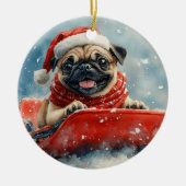 Pug Dog in Sledge Laat het Sneeuw Kerstmis Keramisch Ornament (Voorkant)