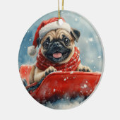 Pug Dog in Sledge Laat het Sneeuw Kerstmis Keramisch Ornament (Links)