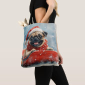 Pug Dog in Sledge Laat het Sneeuw Kerstmis Tote Bag (Dichtbij)