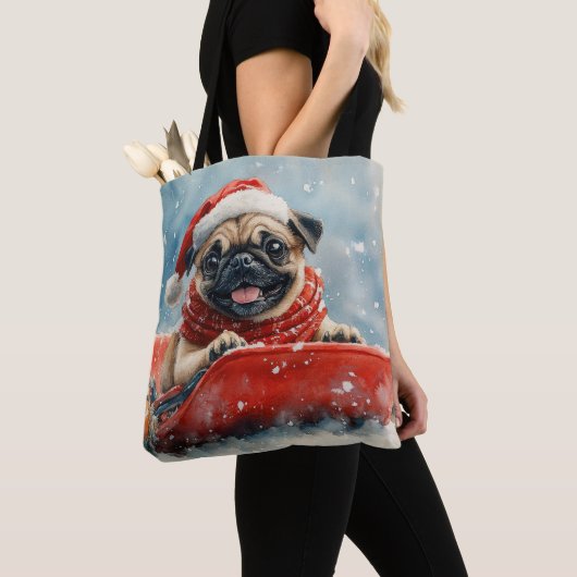 Pug Dog in Sledge Laat het Sneeuw Kerstmis Tote Bag (Dichtbij)