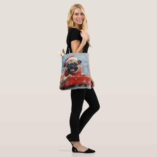 Pug Dog in Sledge Laat het Sneeuw Kerstmis Tote Bag (Op model)