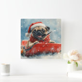 Pug Dog in Sledge Laat het Sneeuw Kerstmis Vierkante Klok (Huis)