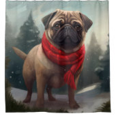 Pug Dog in Sneeuw Kerstmis Douchegordijn (Voorkant)