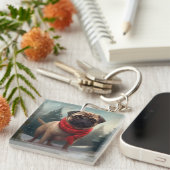 Pug Dog in Sneeuw Kerstmis Sleutelhanger (Voorkant Rechts)