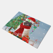 Pug Dog in sneeuw met kerstcadeaus Deurmat (Schuin)