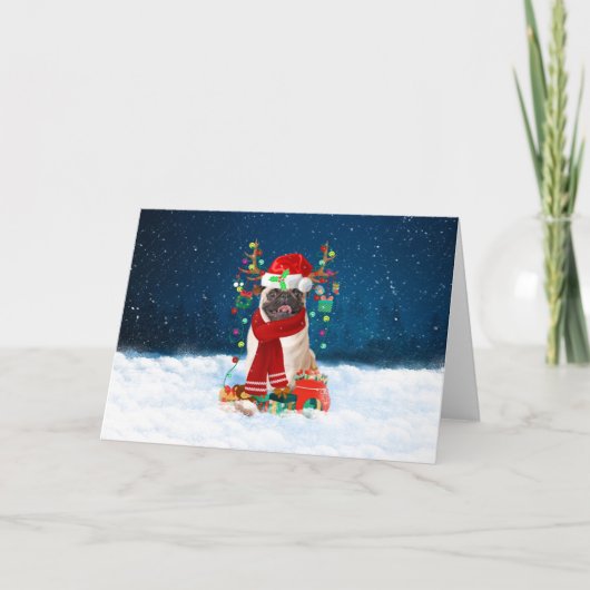 Pug Dog in sneeuw met kerstcadeaus Kaart (Voorkant)