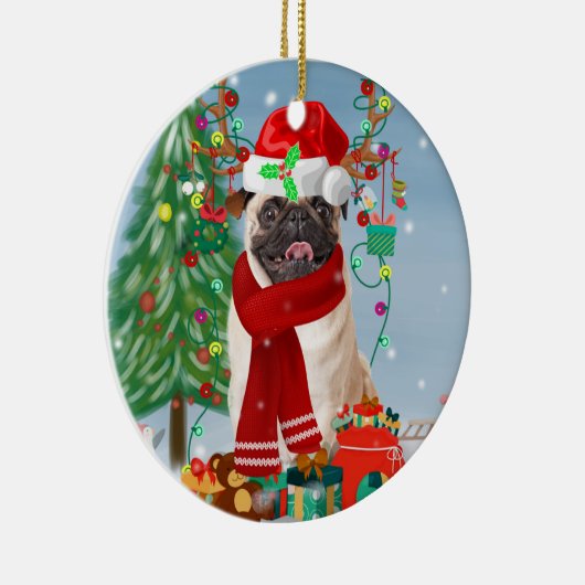 Pug Dog in sneeuw met kerstcadeaus Keramisch Ornament (Rechts)