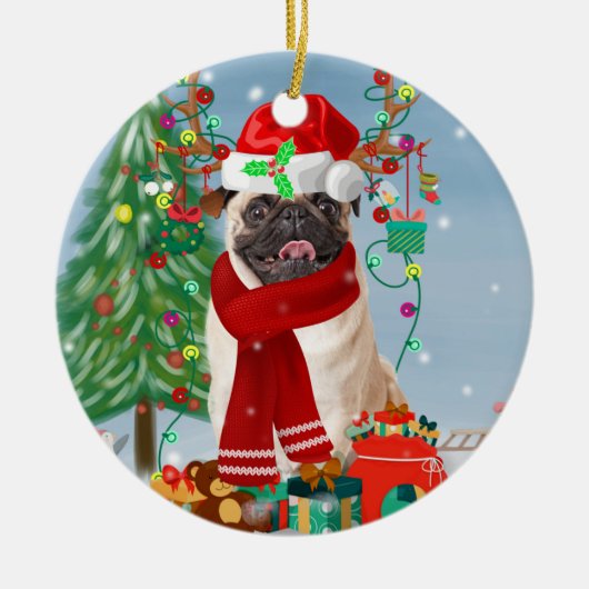 Pug Dog in sneeuw met kerstcadeaus Keramisch Ornament (Voorkant)