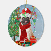 Pug Dog in sneeuw met kerstcadeaus Keramisch Ornament (Links)