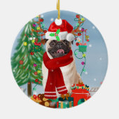 Pug Dog in sneeuw met kerstcadeaus Keramisch Ornament (Achterkant)