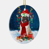 Pug Dog in sneeuw met kerstcadeaus Keramisch Ornament (Rechts)
