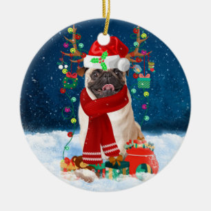 Pug Dog in sneeuw met kerstcadeaus Keramisch Ornament