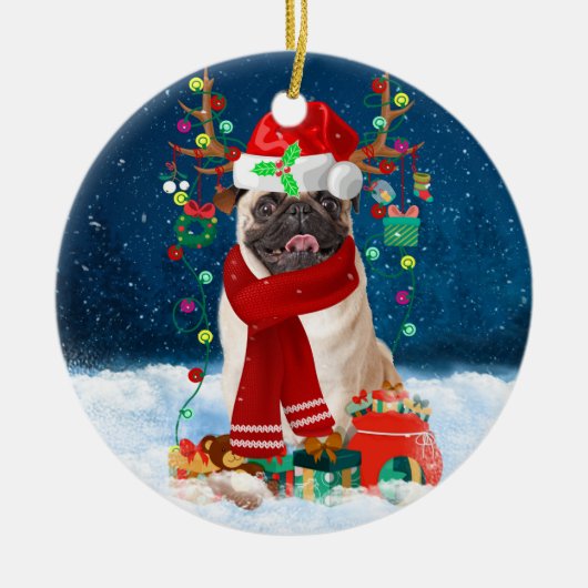 Pug Dog in sneeuw met kerstcadeaus Keramisch Ornament (Voorkant)