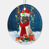 Pug Dog in sneeuw met kerstcadeaus Keramisch Ornament (Links)