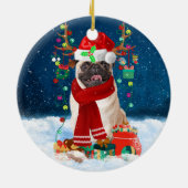 Pug Dog in sneeuw met kerstcadeaus Keramisch Ornament (Achterkant)