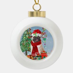 Pug Dog in sneeuw met kerstcadeaus Keramische Bal Ornament