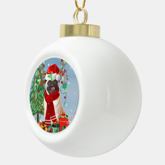 Pug Dog in sneeuw met kerstcadeaus Keramische Bal Ornament (Rechts)