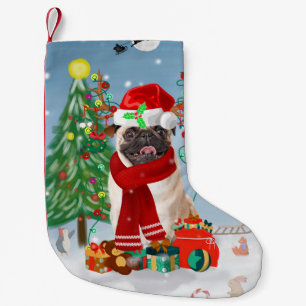 Pug Dog in sneeuw met kerstcadeaus Kleine Kerstsok