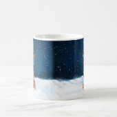 Pug Dog in sneeuw met kerstcadeaus Koffiemok (Center)