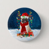 Pug Dog in sneeuw met kerstcadeaus Ronde Button 5,7 Cm (Voorkant)