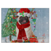 Pug Dog in sneeuw met kerstcadeaus Snijplank (Voorkant)
