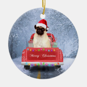 Pug Dog in sneeuw, met kersttruck Keramisch Ornament