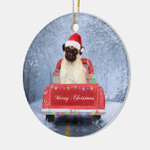 Pug Dog in sneeuw, met kersttruck Keramisch Ornament (Links)