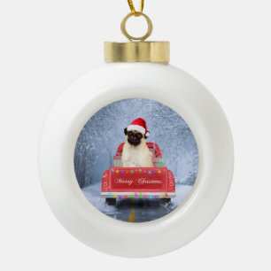 Pug Dog in sneeuw, met kersttruck Keramische Bal Ornament