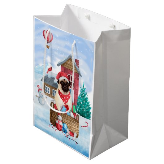 Pug Dog in sneeuwkerst Medium Cadeauzakje (Voorkant Gekanteld)