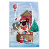 Pug Dog in sneeuwkerst Medium Cadeauzakje (Voorkant)