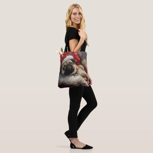 Pug Dog Kerstfeest Tote Bag (Op model)
