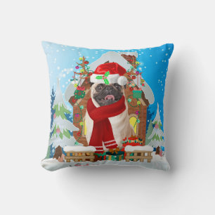Pug dog met kerstcadeaus kussen