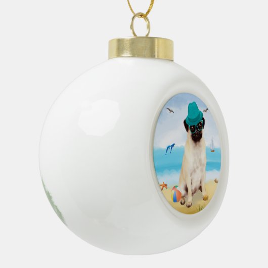 Pug Dog on Beach Keramische Bal Ornament (Links)