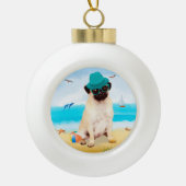 Pug Dog on Beach Keramische Bal Ornament (Voorkant)