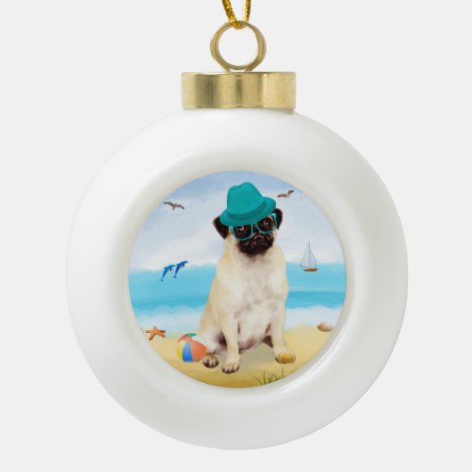 Pug Dog on Beach Keramische Bal Ornament (Voorkant)
