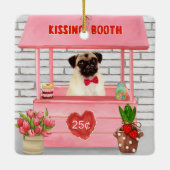 Pug Dog Valentijnsdag Kissing Booth Keramisch Ornament (Achterkant)