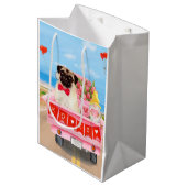 Pug Dog Valentijnsdag Truck Hearts Medium Cadeauzakje (Voorkant Gekanteld)