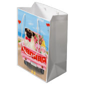 Pug Dog Valentijnsdag Truck Hearts Medium Cadeauzakje (Achterkant Gekanteld)