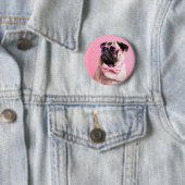 pug dog wearing bow ronde button 5,7 cm (In situ)
