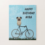 Pug Dog Zittend op  Fietsverjaardag Legpuzzel<br><div class="desc">Aangepaste mopshond zittend op een  fietslegpuzzel. U kunt het aanpassen met een naam of bericht.</div>