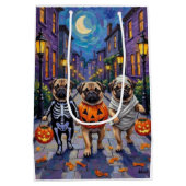 Pug Dogs Trick-or-Treating in Halloween kostuums Medium Cadeauzakje (Achterkant)
