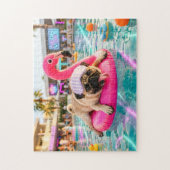 Pug drijft op roze flamingo vlot legpuzzel (Verticaal)