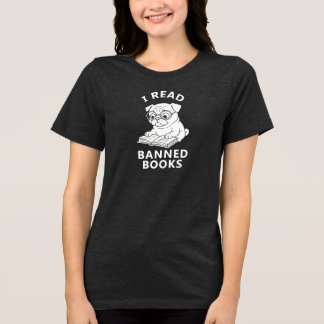 Pug en ik lezen verboden boeken met witte letters Tri-Blend shirt
