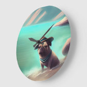 Pug geniet van strandschilderkunst grote klok (Hoek)